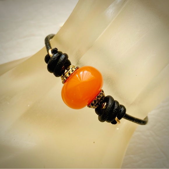 Yellow Tibetan Agate and Leather Bracelet - Picture 2 of 11